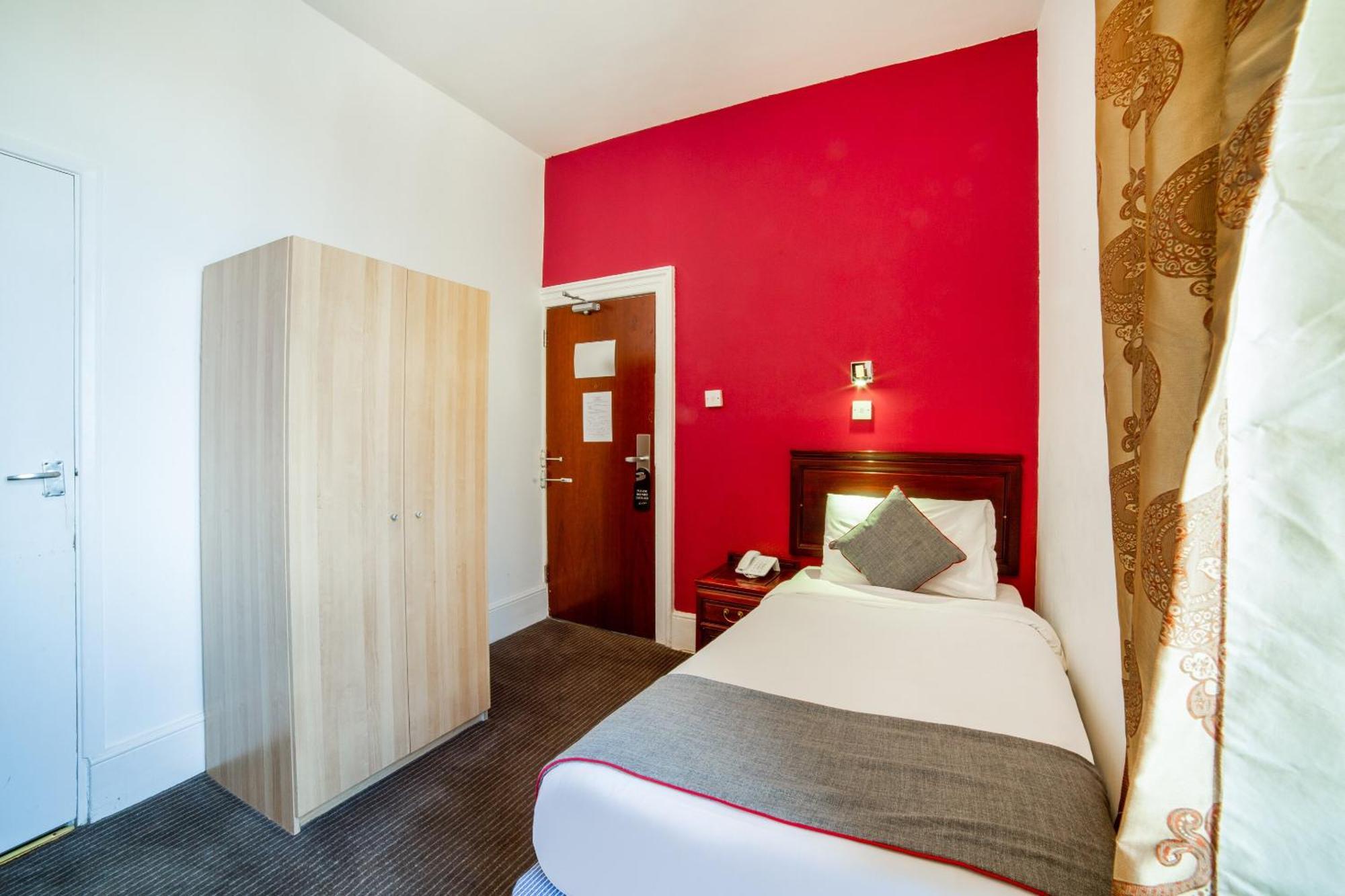 Hotel The 3*