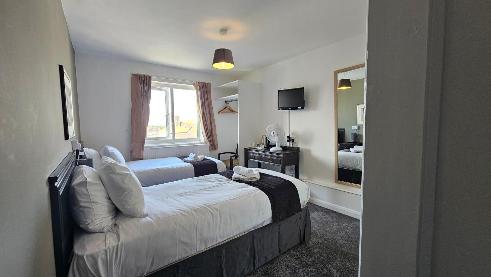 Hotel The 3*